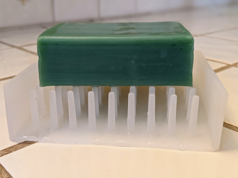 bathroom soap dish - the silicone pegs suspend the bar of soap above the bottom of this...