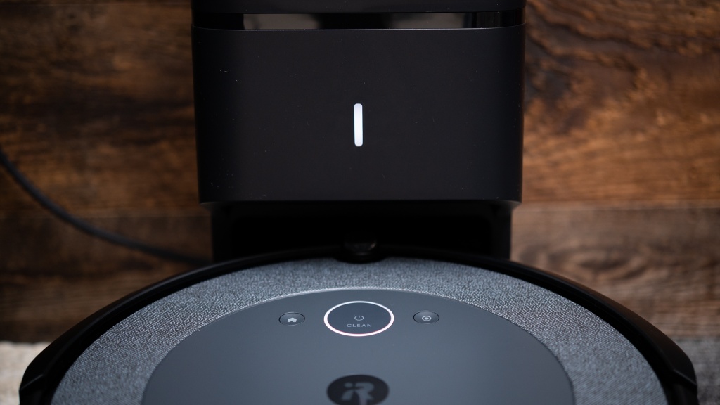 irobot roomba i3+ with clean base automatic dirt disposal - this robot has an impressive set of smart features.