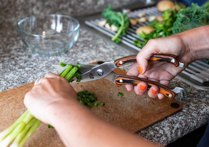 kitchen shears - cutting green onion with the tuo poultry shears.