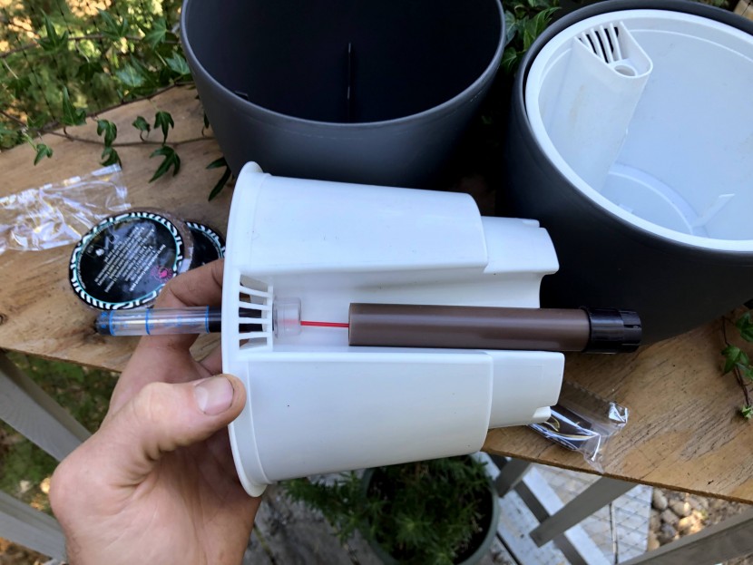 flower pot - shown here are the inner workings of the gardenix water level gauge...