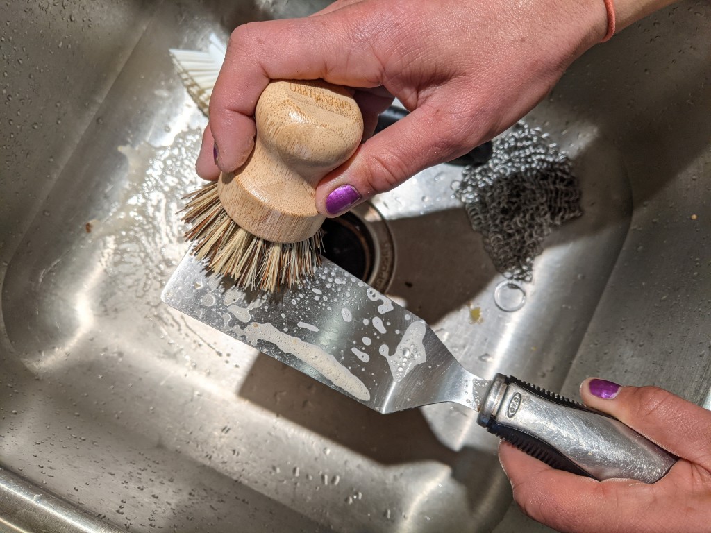 Dishwashing brushes with soap dispenser, kitchen dishwashing brushes,  long-handled ceramic tile brushes, used to clean pots, pans, and sinks