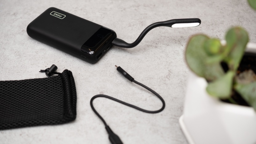 iniu bi-b5 - the included accessories with this battery.