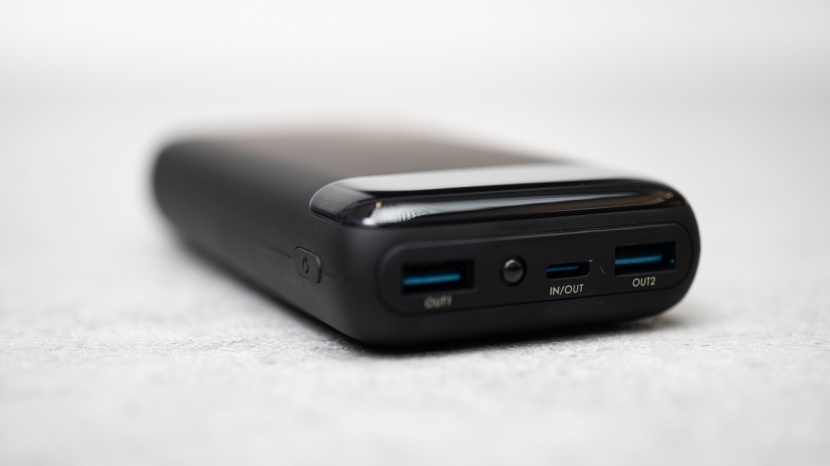 iniu bi-b5 - this battery can charge multiple devices at the same time.