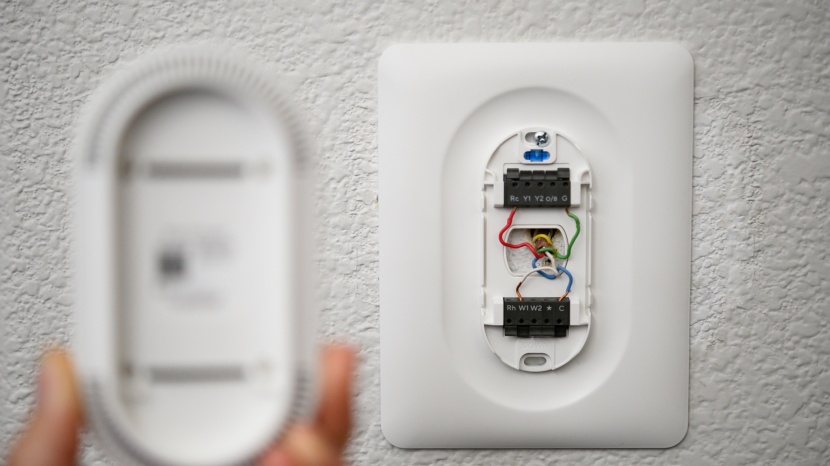 wyze thermostat - the base plate has an integrated level and acts as trim to cover any...