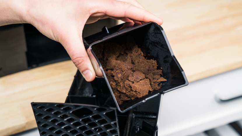 phillips 3200 - the grinds container is easy to empty and clean.