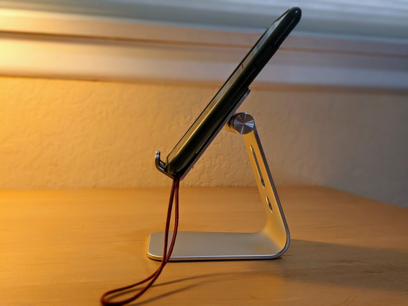 cell phone stand - simple, sleek, and versatile is the name of the game with the omoton.