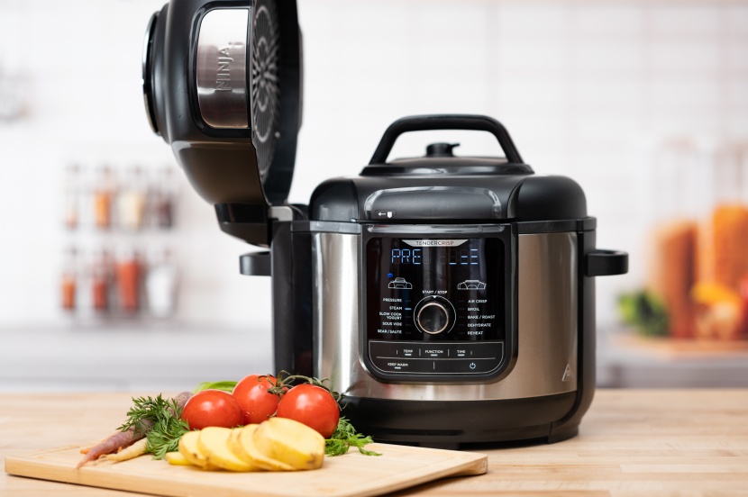 ninja foodi deluxe xl - the permanently attached crisping lid can present some minor...