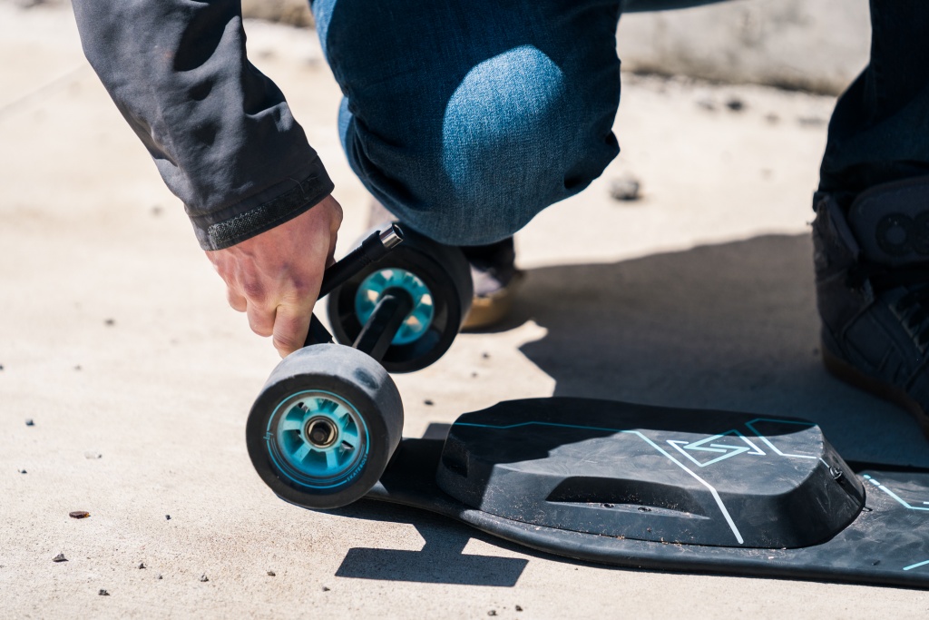 skatebolt breeze ii - tightening the trucks to dial in the performance of this board.