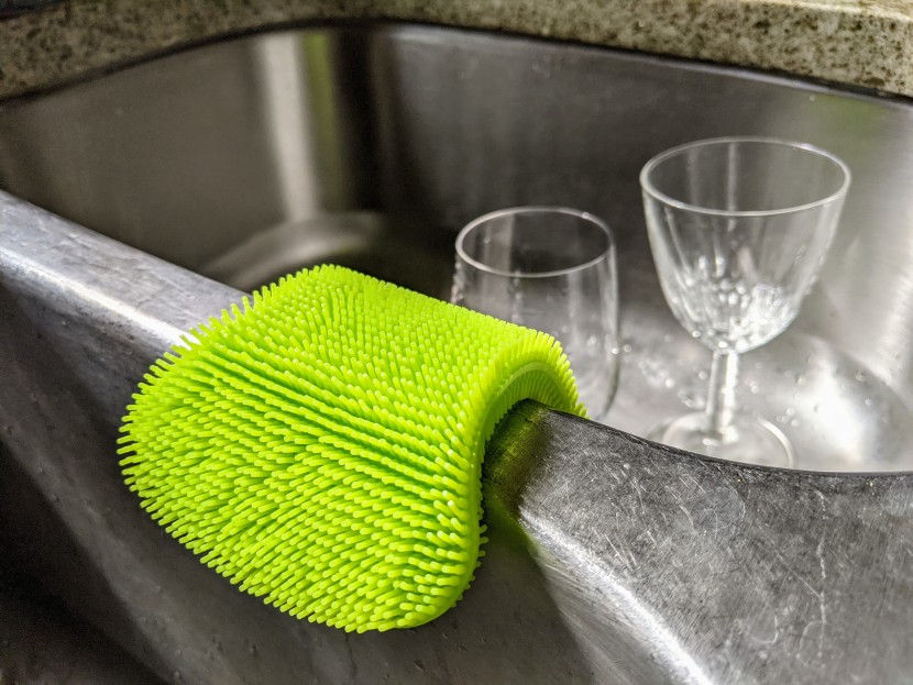 sponge - the flexibility and soft-scrubbing bristles of the geloo make it a...