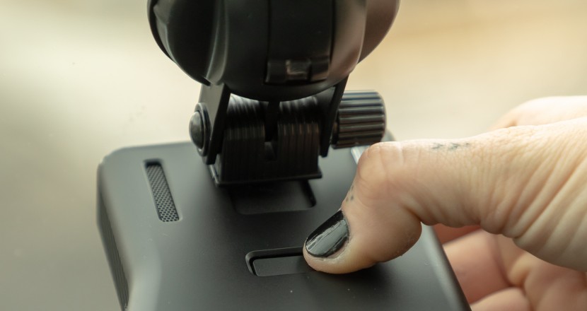 the quick-release button makes removing the r7 super easy.