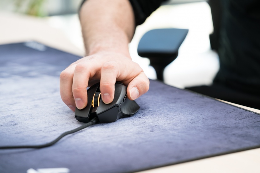 gaming mouse - claw grip.