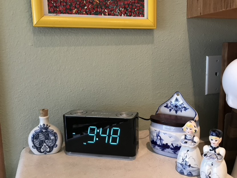 clock radio - the emerson smartset sets the date and time automatically, making it...