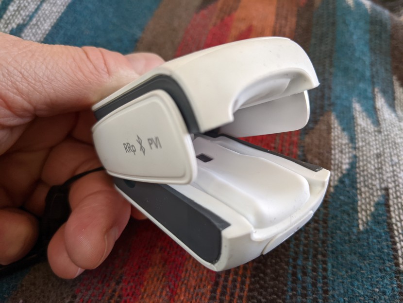 pulse oximeter - the mightysat&#039;s clever hinge relieves pressure on your fingertip...