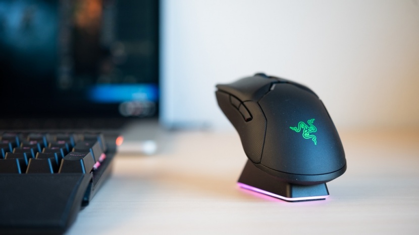 razer viper ultimate - the docking station makes sure that this device will always be...