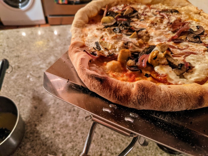 cuisinart alfrescamore - this gas-powered oven turns out nicely browned crusts with a...