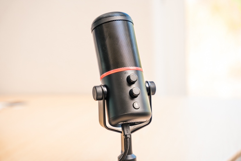 usb microphone - the seiren elite looks like something out of a retro music video...