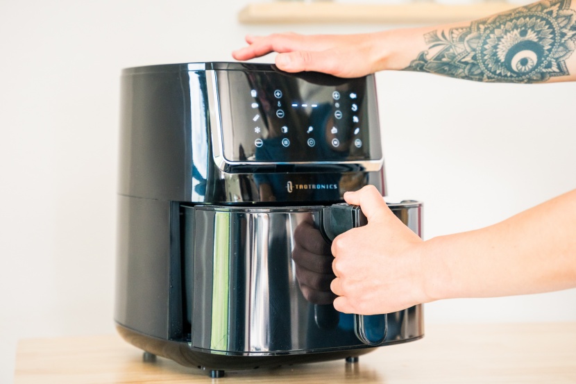 taotronics xl 6 quart - the basket is tight, so opening it is a two hand job.