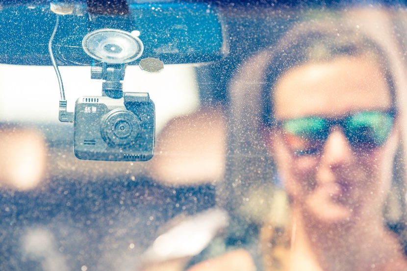 rove r2-4k - the suction mount sometimes comes loose on especially warm days.