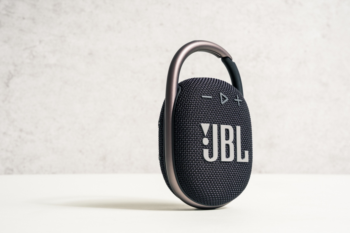 JBL Clip 4 Review (This speaker has mediocre sound quality but still sounds impressive considering its size.)