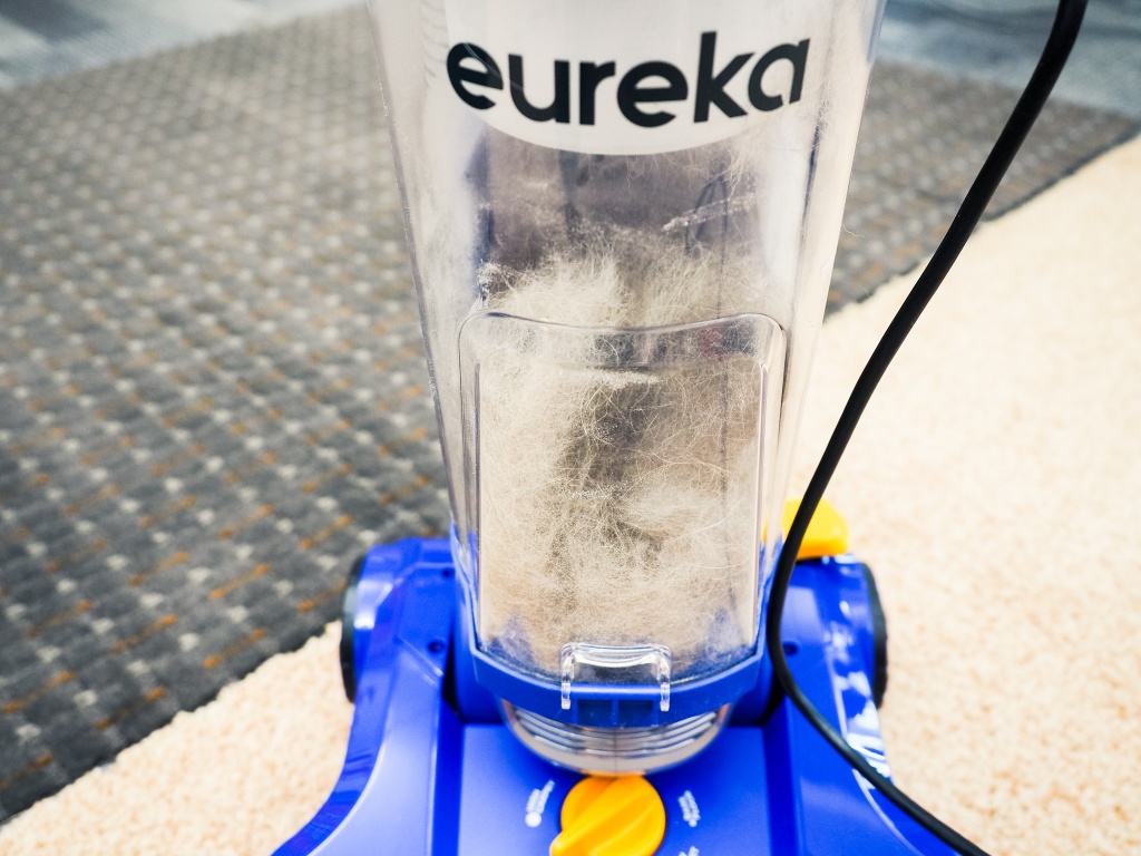 Eureka PowerSpeed Aspirateur vertical sans sac, Lite, noir