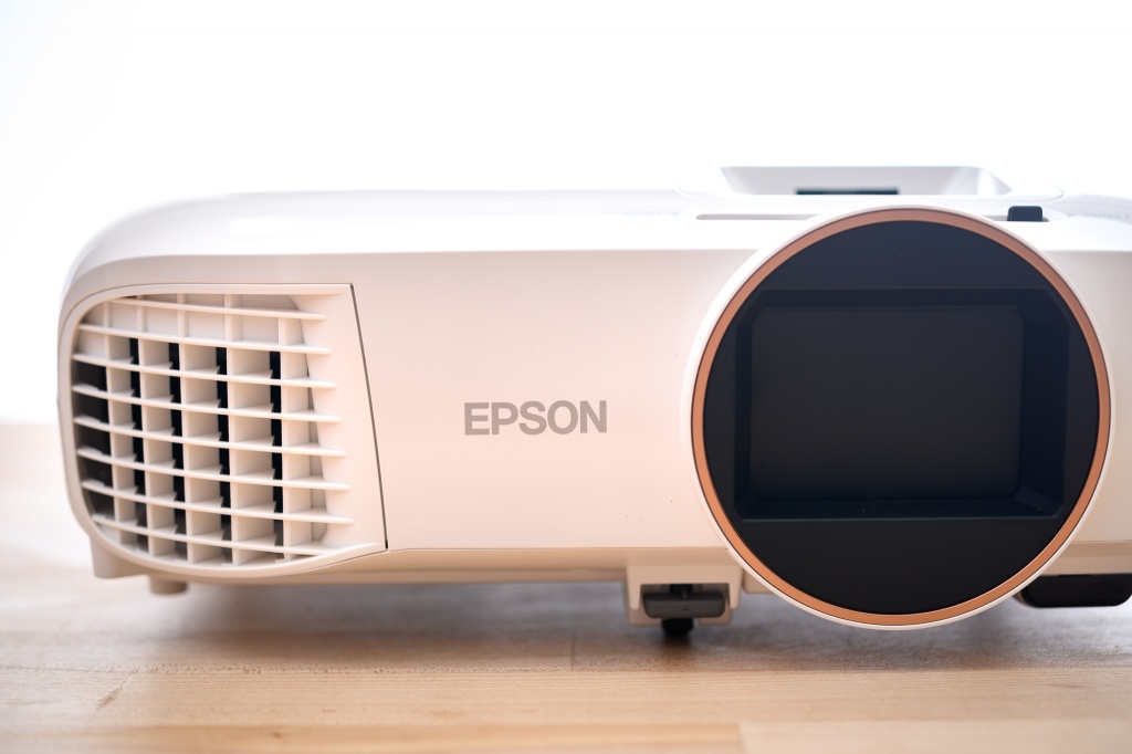 Epson VS355 WXGA Projector Review: Made for the Office, but Good for Game  Day