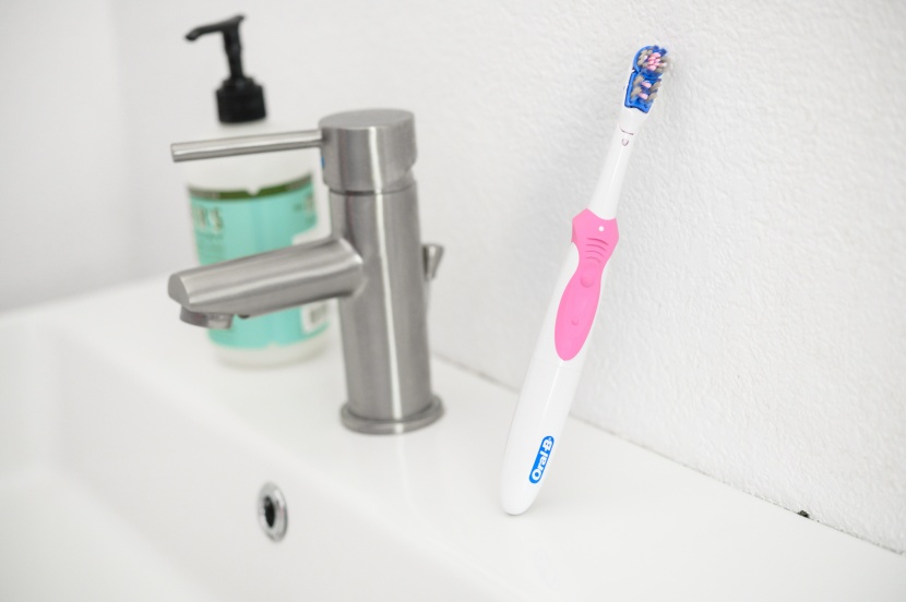 oral-b 3d white action - the oral-b 3d is a simple brush with a long-lasting battery.