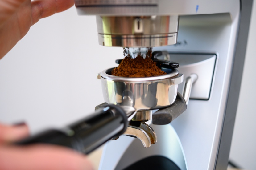baratza sette 270 - the sette provides clean dispensing into a portafilter with...