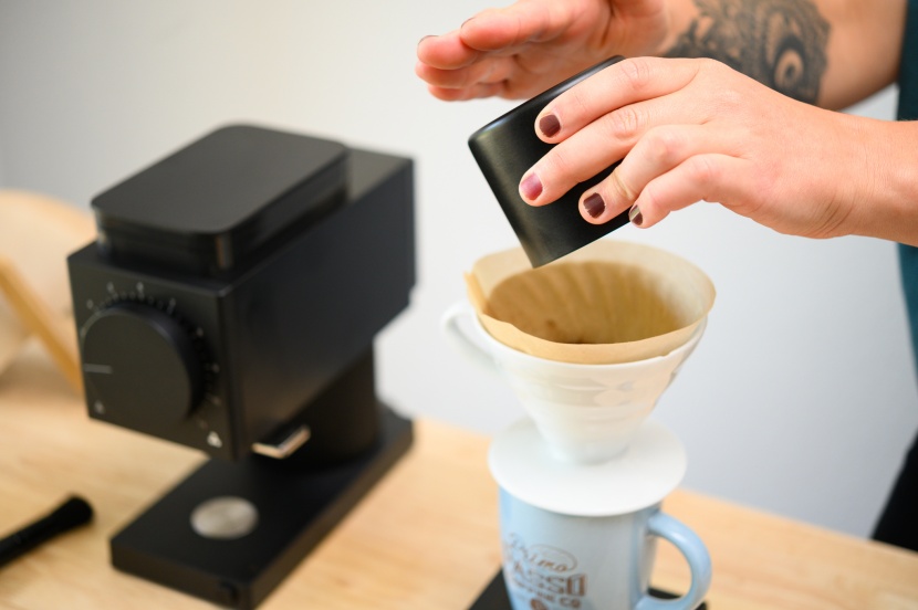 fellow ode - the metal catch bin requires some tapping to release stuck grounds.