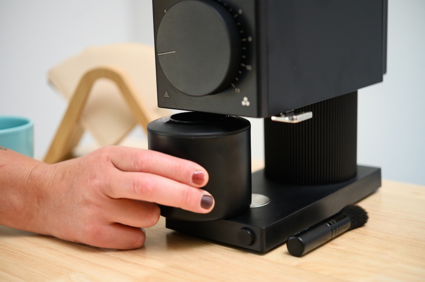 fellow ode - the grounds bin clicks into place during operation.