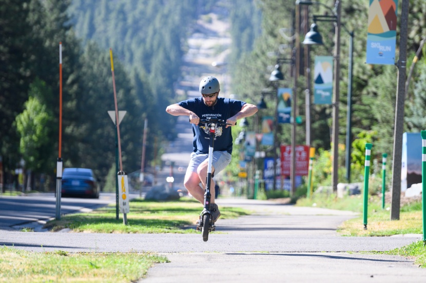 gotrax g4 - we felt so "in control" on the g4 that we even tried hopping the curb.