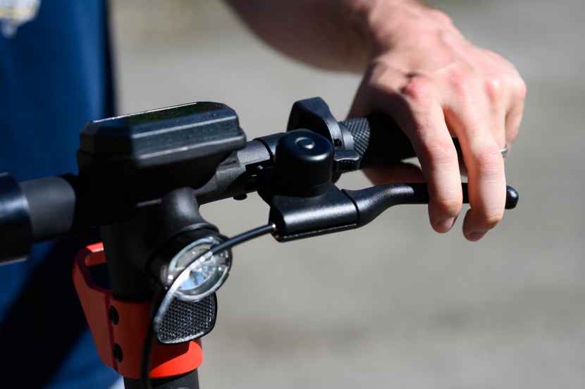 gotrax g4 - braking is quick and easy with the g4.