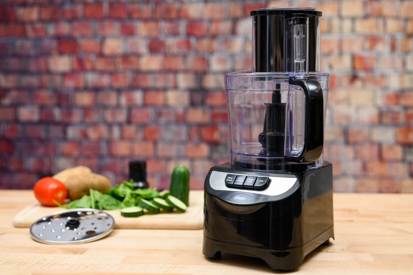 oster total prep 10-cup - the oster struggles with mixing.