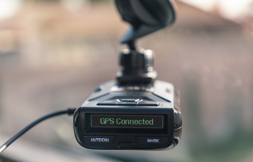 uniden r3 - the r3 has built-in gps.