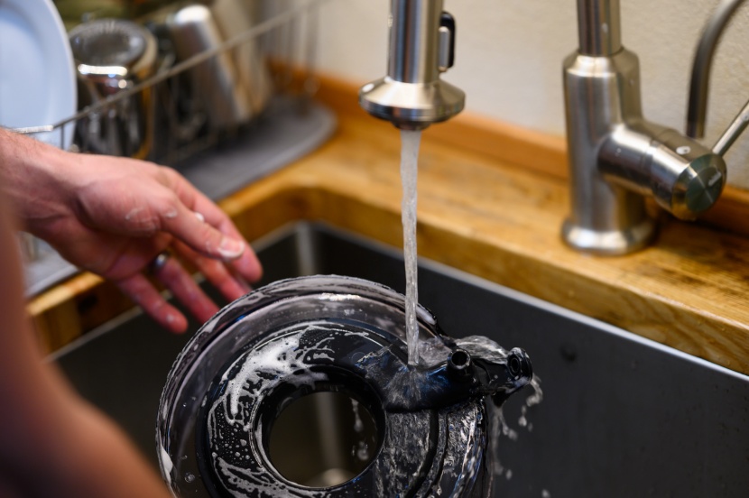 nutribullet 800w juicer - the integrated juice bowl and pulp container has mostly rounded...