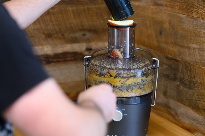 nutribullet 800w juicer - a 3 inch wide mouth allows you to pitch in larger chunks of apple...