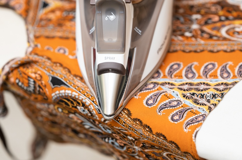 rowenta dw5080 focus - we tested this model on a number of different fabrics from sturdy...