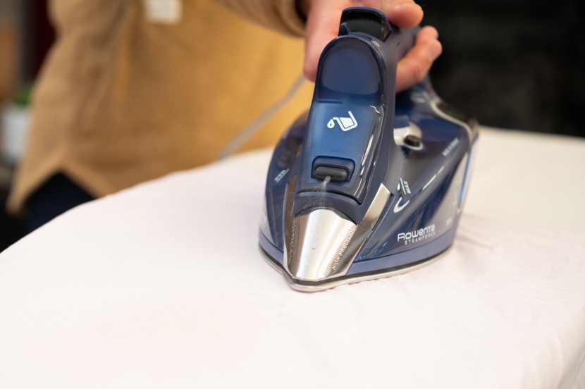 rowenta dw9280 steamforce - the light mist helps to alleviate stubborn wrinkles