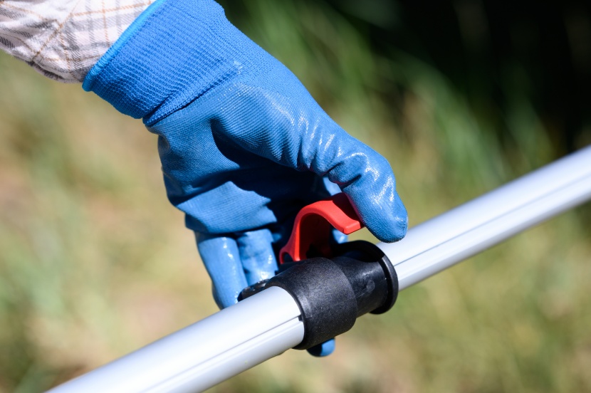 the telescoping pole accommodates all but the tallest of operators.