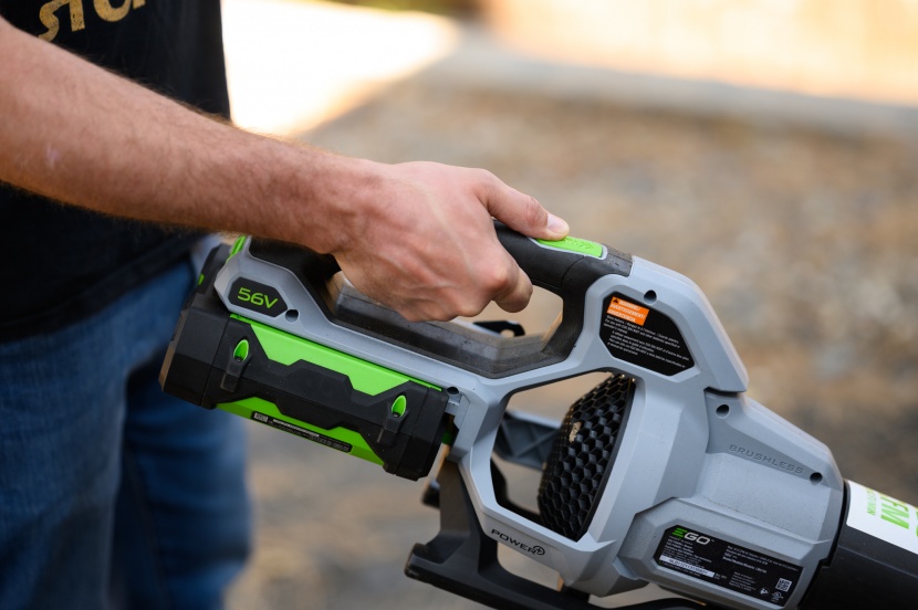 ego power+ 615 cfm blower lb6151 - the location of the intake vent is perfectly out of the way...