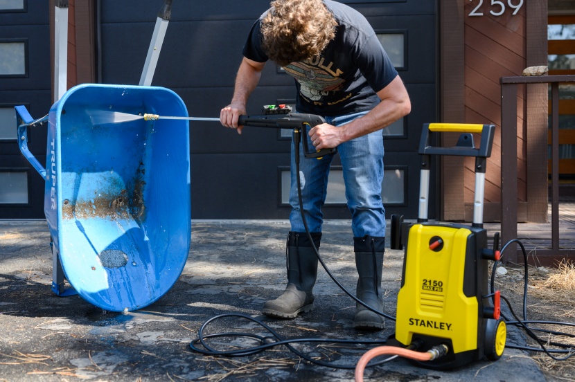 stanley shp2150 2150 psi electric pressure washer - an adjustable handle makes the stanley easier to store, but its low...