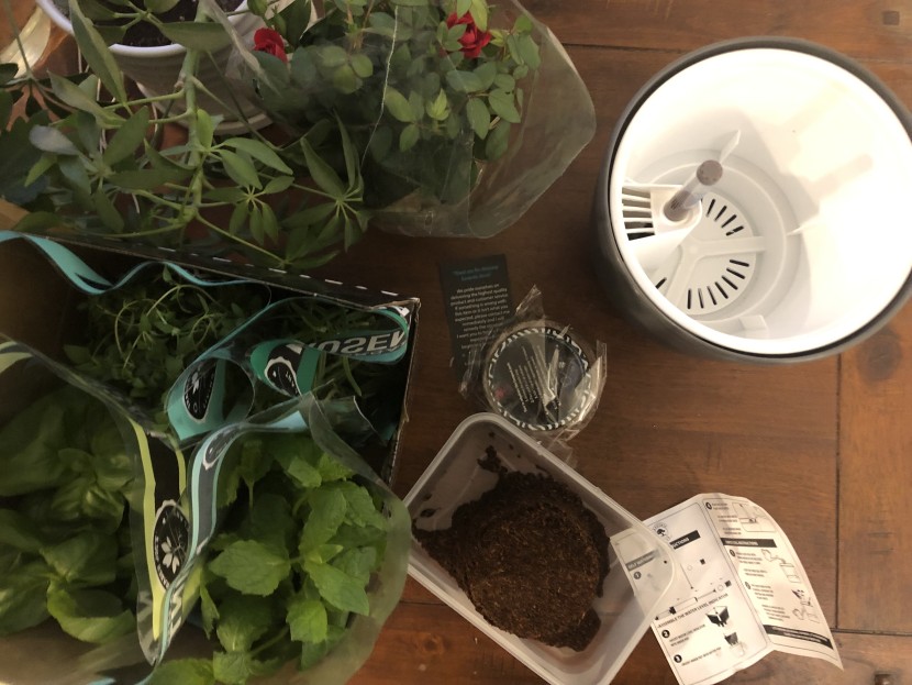 the cyclone 7" planter comes with a couple fertilizer pucks to help...