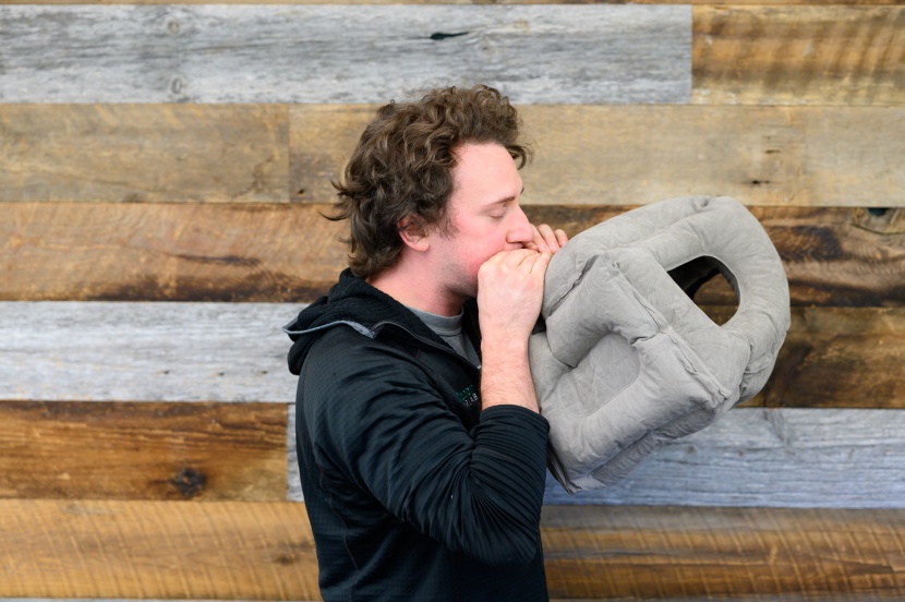 inflatable models, like the sunany travel pillow, are great options...