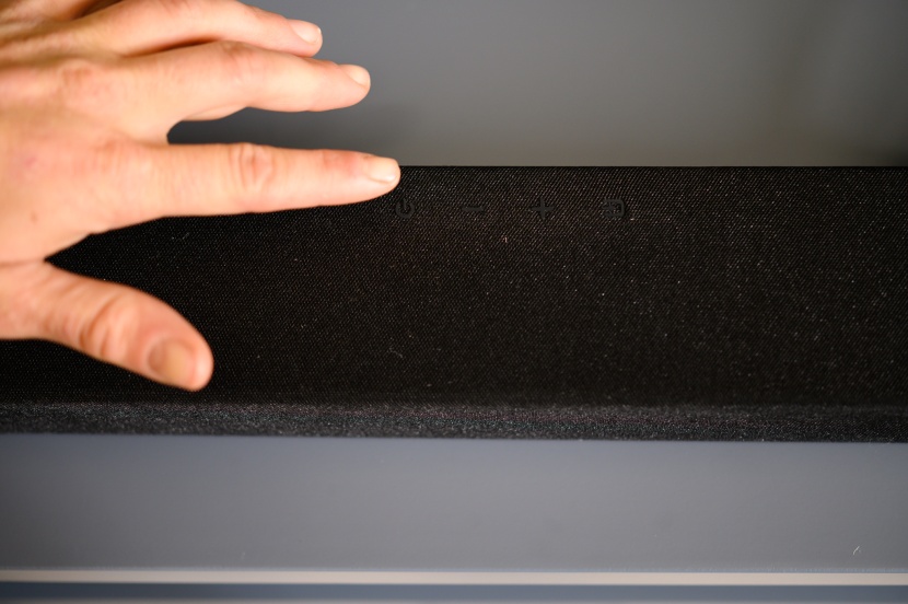 samsung hw-a450/za 2.1ch - the controls on the soundbar are inconspicuous. unfortunately, the...