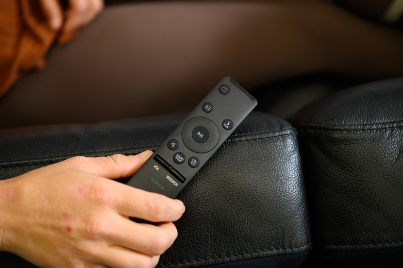 samsung hw-a450/za 2.1ch - a compact remote is included with the samsung hw-a450.