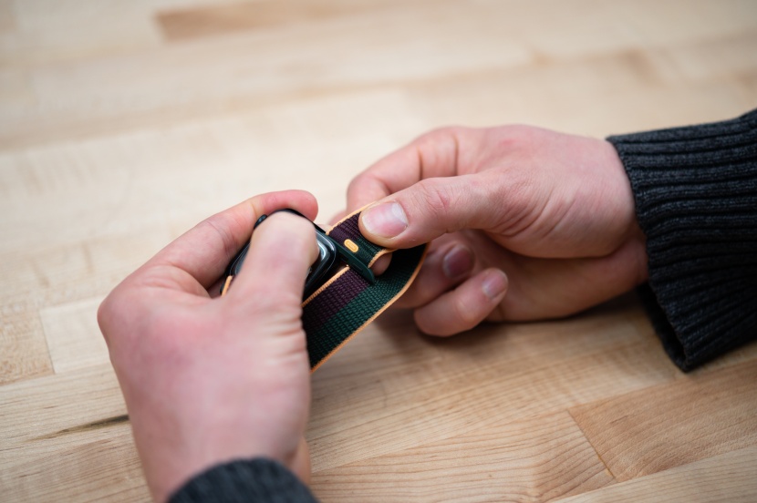 apple watch series 7 - replacing wrist bands is an incredibly easy task.