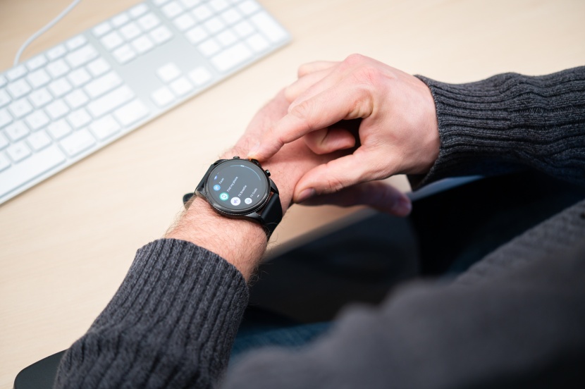 fossil gen 6 - navigating default screens and apps on the gen 6 is straightforward...