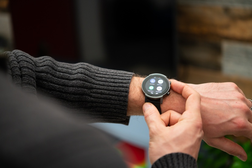 mobvoi ticwatch e3 - physical buttons add ease to touchscreen navigation and interaction...