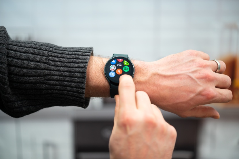 smartwatch - if this then that is just one of many apps available on the samsung...