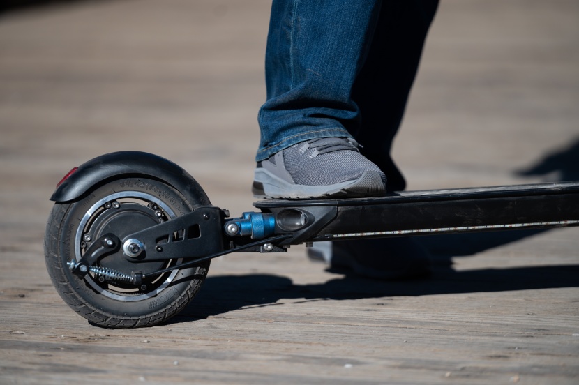 apollo city - 10-inch pneumatic tires and effective front and rear suspension give...