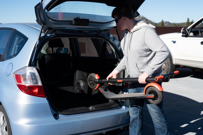 segway ninebot kickscooter es1l - while the latch doesn&#039;t give us the most confidence, the 25-pound...